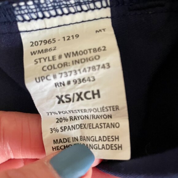 V neck scrub top with pockets - Picture 6 of 10